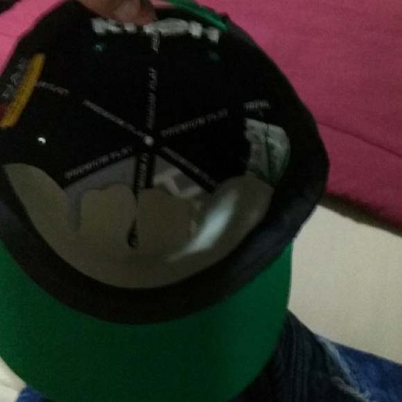 Hi this is a snapback perfect condition never worn - Picture 5 of 5